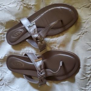 Tod's leather flip flop flats